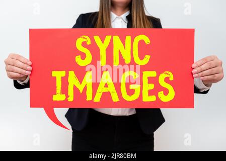 Firma di scrittura a mano Sincronizza immagini. Vetrina aziendale fare foto identiche in tutti i dispositivi accessibili ovunque Businesswoman Holding Speech Bubble con Foto Stock