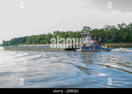 La leadership e il personale del corpo dell'esercito degli Stati Uniti degli ingegneri, della Northwestern Division e del Kansas City District parlano con i partner durante l'annuale Missouri River Barge Tour da Franklin Island a Searcy Bend, terminando a Katfish Katy's vicino alla Colombia, Missouri, il 17 agosto 2022. (Foto di Eileen Williamson, Northwestern Division Public Affairs) Foto Stock