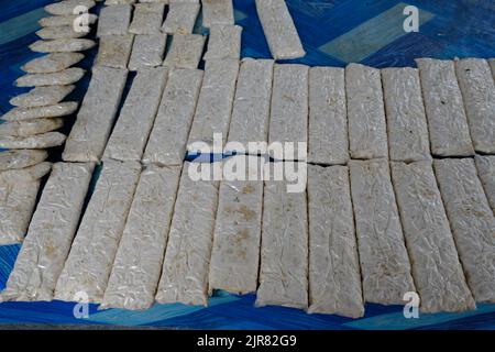 Indonesia Alor Island - mercato locale tofu - cagliata di fagioli Foto Stock