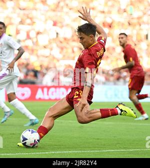 Roma, Italia. 22nd ago, 2022. Paulo Dybala di Roma spara durante una Serie Italiana Una partita di calcio tra Roma e Cremonese a Roma, 22 agosto 2022. Credit: Alberto Lingria/Xinhua/Alamy Live News Foto Stock