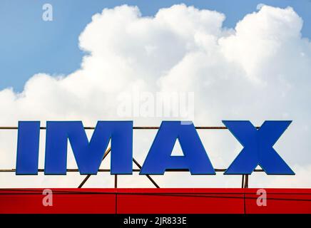 Bucarest, Romania - 22 agosto 2022: La pubblicità cinematografica IMAX sul centro commerciale AFI Cetroceni, a Bucarest. Foto Stock