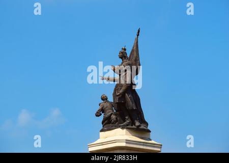 Bucarest, Romania - 22 agosto 2022: Il monumento del liberale Ion C. Bratianu nella Piazza dell'Università di Bucarest. Foto Stock