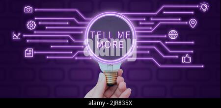 Ispirazione mostrando segno Tell Me More, Business idea Una chiamata per iniziare una conversazione condividere più conoscenza Donna Holding lampadina con linee digitali Foto Stock