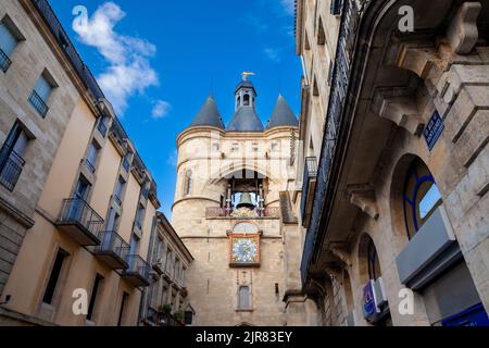 Porte Saint Eloi (porta di Saint Eloi) conosciuta anche come Grosse Cloche (Grande Campana), a Bordeaux, in Francia, durante un pomeriggio nuvoloso. Edifici tipici di Bordeaux Foto Stock