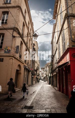 Foto di edifici in pietra del medioperiodo nel centro storico di Bordeaux, Francia, durante un pomeriggio soleggiato. Bordeaux è la città principale di Southwester Foto Stock