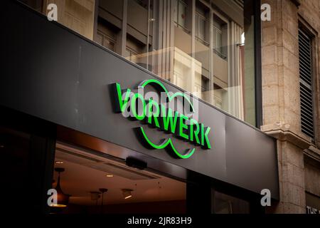 Immagine di un segno con il logo di Vorwerk nel negozio principale di Bordeaux, Francia. Vorwerk & Co. KG, commerciante come Vorwerk, è un diversi internazionale Foto Stock