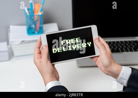 Cartello con consegna gratuita. Word for Shipping Package Cargo Courier Centro di distribuzione fragile seduto Businesswoman Holding cellulare con Foto Stock