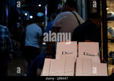 Immagine di un cartello Dior su oggetti del marchio pronti per essere consegnati in kapalicarsi Grand Bazaar, in una boutique a Istanbul, Turchia. Christian Dior, co Foto Stock