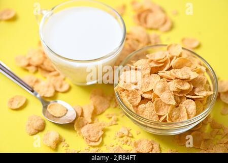 Cornflakes con latte su sfondo scuro, cornflakes ciotola cibo colazione e snack per concetto di cibo sano, colazione mattina cereali freschi a grani interi Foto Stock