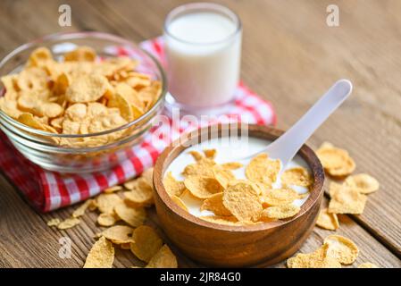 Cornflakes con latte su sfondo tavolo di legno, cornflakes ciotola colazione cibo e snack per il concetto di cibo sano, colazione mattutina fresco intero grai Foto Stock