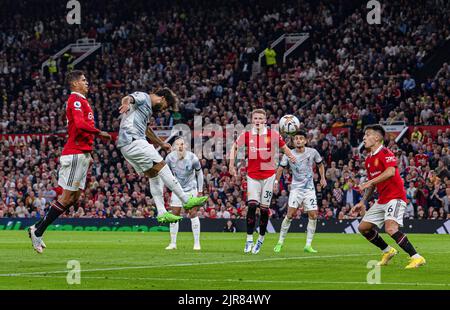 Manchester, Regno Unito. 23rd ago, 2022. Mohamed Salah (2nd L) di Liverpool segna durante la partita della Premier League inglese tra Manchester United e Liverpool a Manchester, in Gran Bretagna, il 22 agosto 2022. Credit: Notizie dal vivo su Xinhua/Alamy Foto Stock