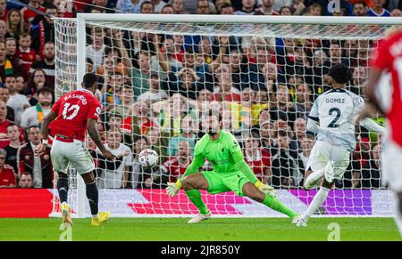 Manchester, Regno Unito. 23rd ago, 2022. Marcus Rashford (L) del Manchester United segna un gol durante la partita della Premier League inglese tra Manchester United e Liverpool a Manchester, in Gran Bretagna, il 22 agosto 2022. Credit: Notizie dal vivo su Xinhua/Alamy Foto Stock