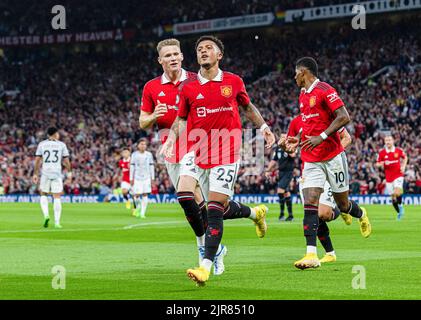 Manchester, Regno Unito. 23rd ago, 2022. Jadon Sancho (Front) del Manchester United festeggia dopo aver segnato la partita della Premier League inglese tra Manchester United e Liverpool a Manchester, in Gran Bretagna, il 22 agosto 2022. Credit: Notizie dal vivo su Xinhua/Alamy Foto Stock