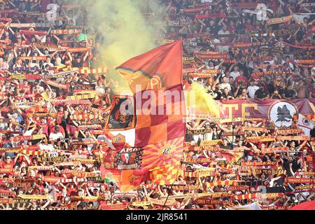 Roma, Italia. 22nd ago, 2022. Tifosi di Roma durante il calcio Serie A Match, Stadio Olimpico, AS Roma v Cremonese, 22nd ago 2022 Fotografo01 Credit: Independent Photo Agency/Alamy Live News Foto Stock