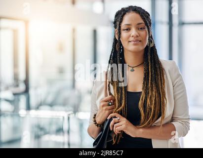 Ive ha trovato il posto perfetto per me. Ritratto corto di una giovane e attraente designer donna in piedi nel suo ufficio. Foto Stock