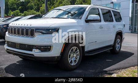 Una Jeep Grand Wagoneer bianca 2022 in vendita presso una concessionaria in una giornata estiva di sole Foto Stock