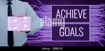 Didascalia concettuale raggiungere gli obiettivi. Parola scritta sui risultati orientata raggiungere obiettivo efficace Pianificazione successo Engineer mostrando cellulare con digitale Foto Stock