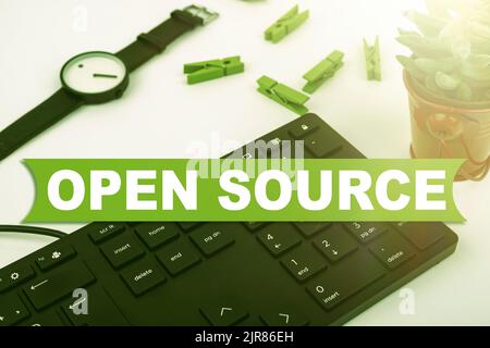 Scrittura a mano di testo Open Source. Word per indicare il software con codice sorgente originale tastiera e simbolo del computer liberamente disponibili.supporto informativo Foto Stock