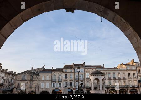 Foto del paesaggio urbano di Libourne, Francia, con un focus su Place Abel Surchamp, una tipica piazza medievale, nel centro della città. Libour Foto Stock