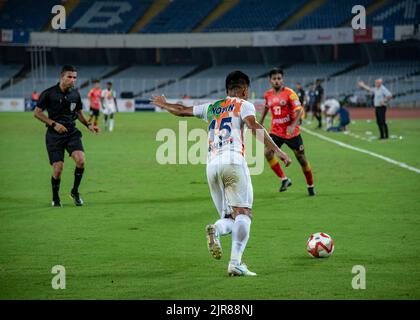 Kolkata, India. 22nd ago, 2022. L'East Bengala FC e la squadra di calcio della Marina indiana hanno disputato un pareggio di 0-0 nella Durand Cup. L'East Bengala FC ha iniziato la sua campagna di Coppa Durand 131st con un tiraggio senza testa contro la Marina indiana in uno scontro di Gruppo B al Vivekananda Yuba Bharati Kirrangan (VYBK). (Foto di Amlan Biswas/Pacific Press) Credit: Pacific Press Media Production Corp./Alamy Live News Foto Stock