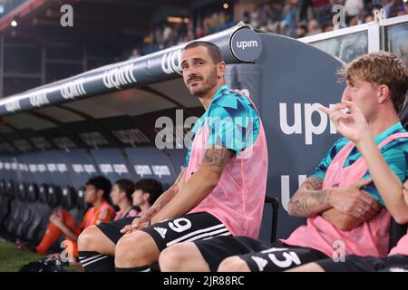 Genova, Italia. 22nd ago, 2022. Italia, Genova, agosto 22 2022: Leonardo Bonucci (Juventus difensore) seduto in panchina durante la partita di calcio SAMPDORIA vs JUVENTUS FC, Serie A Tim 2022-2023 day2 Stadio Ferraris (Foto di Fabrizio Andrea Bertani/Pacific Press) Credit: Pacific Press Media Production Corp./Alamy Live News Foto Stock