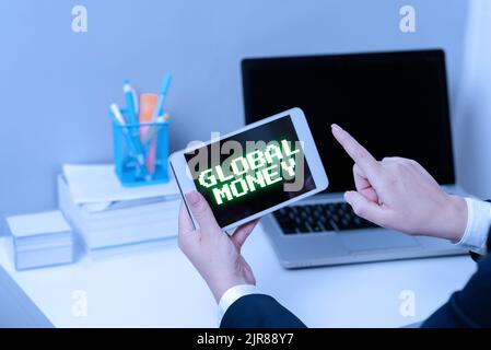 Testo che mostra l'ispirazione Global Money. Concetto che significa finanza internazionale la valuta mondiale ha transagito globalmente Businesswoman Holding Tablet and Foto Stock