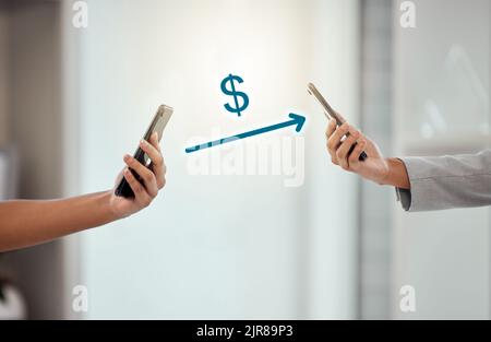 Pagamento di denaro online, bancario e mobile con app e tecnologia wireless. Valuta virtuale o portafoglio per chi è in movimento. Gadget moderni e. Foto Stock