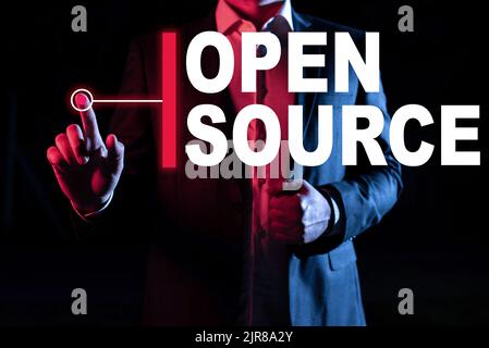 Segno di scrittura a mano Open Source. Panoramica commerciale che indica il software che codice sorgente originale liberamente disponibile businessman in tuta che punta con uno Foto Stock