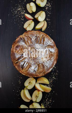 Torta di mele appena sfornata con mele Foto Stock