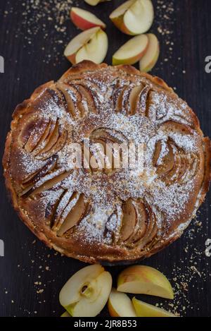 Torta di mele appena sfornata con mele Foto Stock