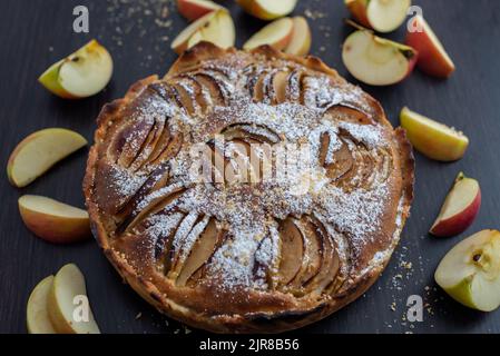 Torta di mele appena sfornata con mele Foto Stock