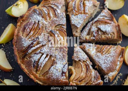 Torta di mele appena sfornata con mele Foto Stock