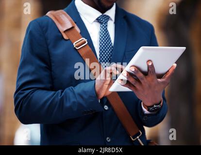 Mano di un uomo d'affari che lavora su un tablet digitale 5g in città, che digita l'e-mail online e il networking sul Web. Pianificazione professionale dei dipendenti aziendali Foto Stock