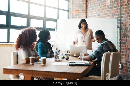 Im super entusiasta di annunciare ... una donna d'affari che dà una presentazione nella sala riunioni. Foto Stock