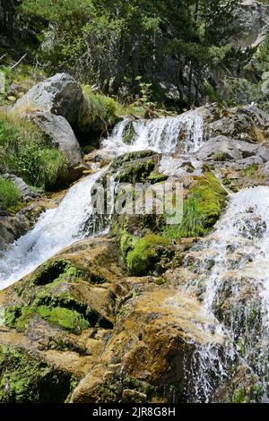 Cascata Argualas situato nella stazione termale di Panticosa provincia di Huesca, Aragona, Spagna Foto Stock
