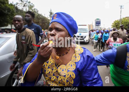 Una donna keniota che è un sostenitore della coalizione Azimio la Umoja One Kenya soffia un fischio al registro della Corte Suprema presso i tribunali di legge di Milimani a Nairobi durante il deposito della petizione elettorale per contestare i risultati presidenziali delle elezioni generali appena concluse tenutesi a Nairobi Kenya il 9th agosto 2022. Raila Odinga, candidata presidenziale della coalizione Azimio la Umoja One Kenya ha presentato una petizione al Registro della Corte Suprema per contestare i risultati delle elezioni presidenziali in Kenya. William Rito dell'Alleanza Democratica unita (UDA) che è stato dichiarato presidente eletto dagli Independ Foto Stock