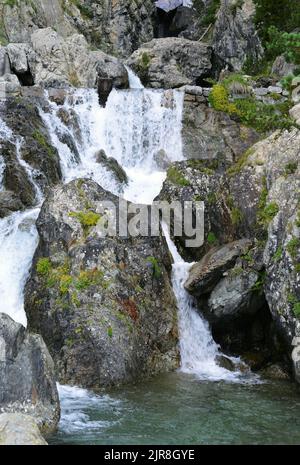 Pine Waterfall situato nel centro termale di Panticosa provincia di Huesca, Aragona, Spagna Foto Stock
