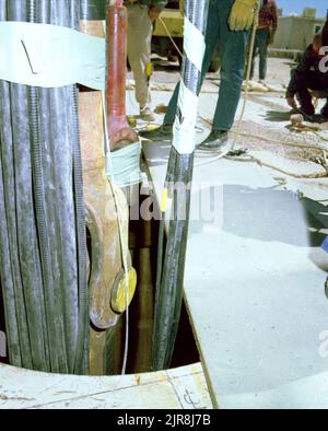 A770857 U7AM OPERAZIONE DOWNHOLE DA PANNELLO JOHN BROUILLARD (INGEGNERE DI PROGETTO) APR 14 77 EG&G/NTS PHOTO LAB DATA DI PUBBLICAZIONE: 4/14/1977 BROUILLARD, JOHN; PROVE DA PANNELLO; PARATIE; CAVI (AZIENDA NON ELETTRICA); FUNZIONAMENTO DOWNHOLE; EDGERTON, GERMESHAUSEN & GRIER; EG&G; ATTREZZATURE E STRUMENTI; FORI (NEL TERRENO); STRUMENTI E ATTREZZATURE; MASCHIO; UOMO (AGGIUNGERE MODIFICATORE MASCHIO); NEVADA; NEVADA SITO DI TEST; NTS; TECNOLOGIA DELL'ENERGIA NUCLEARE; PROVE NUCLEARI; CAVI SLIFER; SITI DI PROVA; UGT; PROVE SOTTERRANEE; FILI e CAVI; IMMAGINI storiche DELLE OPERAZIONI DA PANNELLO-DOWNHOLE. 1972 - 2012. Dipartimento di energia. Na Foto Stock