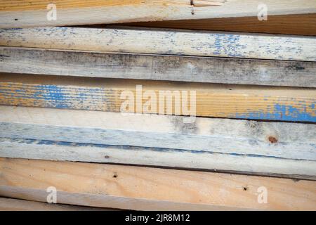 Un mucchio di trucioli di legno e rifiuti di legno per il riciclaggio. Vista dall'alto. Materiali riciclabili. Foto Stock