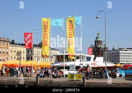 Helsinki, Finlandia - 20 agosto 2022: Barche turistiche presso la piazza del mercato. Foto Stock