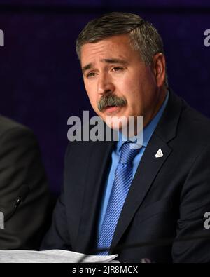 Kennedy Space Center, Florida, Stati Uniti. 22nd ago, 2022. Mike Sarafin della NASA, Mission Manager di Artemis per la NASA partecipa a una conferenza stampa per discutere i progressi della revisione della preparazione al lancio per il lancio di Artemis 1 presso il Kennedy Space Center, Florida, lunedì 22 agosto 2022. La NASA prevede di lanciare il razzo SLS sul volo inaugurale del programma Artemis il 29 agosto. Foto di Joe Marino/UPI Credit: UPI/Alamy Live News Credit: UPI/Alamy Live News Foto Stock