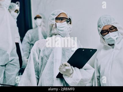 Medici, operatori sanitari e personale sanitario che esegue ispezioni, pulizia di un edificio durante una pandemia covida e controllo del pericolo. Dipendenti che indossano Foto Stock