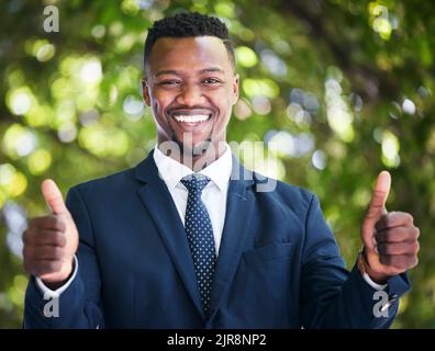 Thumbs in su, successo e uomo d'affari felice, soddisfatto ed eccitato circa l'occasione o l'obiettivo di lavoro. Ritratto di un imprenditore nero sentirsi come un vincitore Foto Stock