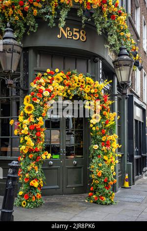 Il MR. Fogg's Tavern Covent Garden a Londra, Inghilterra, decorato con fiori colorati Foto Stock