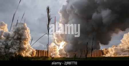 Kourou, Guiana francese. 25th Dec, 2021. Il vapore e il fumo del motore Ariane 5 Vulcain di Arianespace, al centro, e di due solidi potenziatori di razzi, vengono visti come lanciati con il telescopio spaziale James Webb della NASA a bordo, sabato 25 dicembre 2021, dalla zona di lancio ELA-3 dell'Europes Spaceport presso il Guiana Space Centre di Kourou, Guiana. Il James Webb Space Telescope (a volte chiamato JWST o Webb) è un grande telescopio a infrarossi con uno specchio primario di 21,3 piedi (6,5 metri). L'osservatorio studierà ogni fase della storia cosmica dall'interno del nostro sistema solare alla più lontana galaxie osservabile Foto Stock