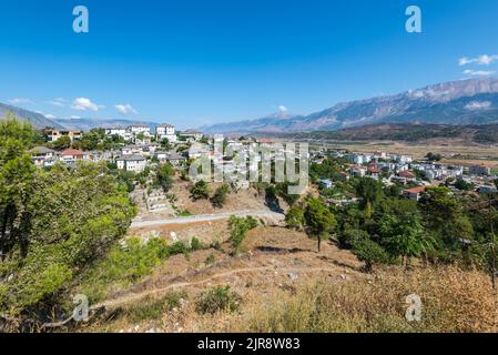 Paesaggio urbano della città vecchia di Gjirokaster situato sulle colline, Albania Foto Stock