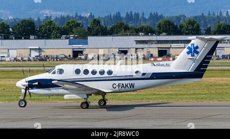 Richmond, British Columbia, Canada. 20th ago, 2022. Un Beech 300 Super King Air (C-FAKW) appartenente ad Alkan Air tasses per la posizione di decollo all'Aeroporto Internazionale di Vancouver. (Credit Image: © Bayne Stanley/ZUMA Press Wire) Foto Stock