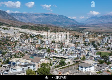 Paesaggio urbano della città vecchia di Gjirokaster situato sulle colline, Albania Foto Stock