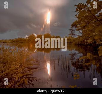 Kourou, Guiana francese. 25th Dec, 2021. Il razzo Ariane 5 di Arianespace è visto in questa esposizione infrarossa di colore falso come lancia con NASA James Webb Space Telescope a bordo, sabato 25 dicembre 2021, dal lancio ELA-3 zone of Europe Spaceport presso il Guiana Space Centre a Kourou, Guiana francese. Il James Webb Space Telescope (a volte chiamato JWST o Webb) è un grande telescopio a infrarossi con uno specchio primario di 21,3 piedi (6,5 metri). L'osservatorio studierà ogni fase della storia cosmica dall'interno del nostro sistema solare alle galassie osservabili più lontane del primo universo. Foto C Foto Stock