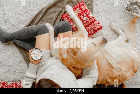 Ragazza con cacao e cane Golden Retriever Foto Stock